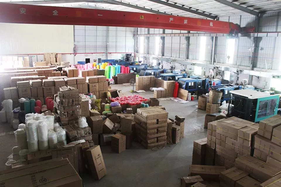新颜塑胶公开展示的车间全景,包含注塑设备与产品周转区域